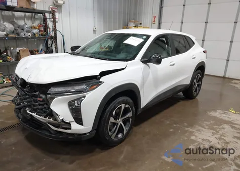 2025 Chevrolet Trax Fwd 1Rs z USA, uszkodzony, nr VIN KL77LGEP4SC007536